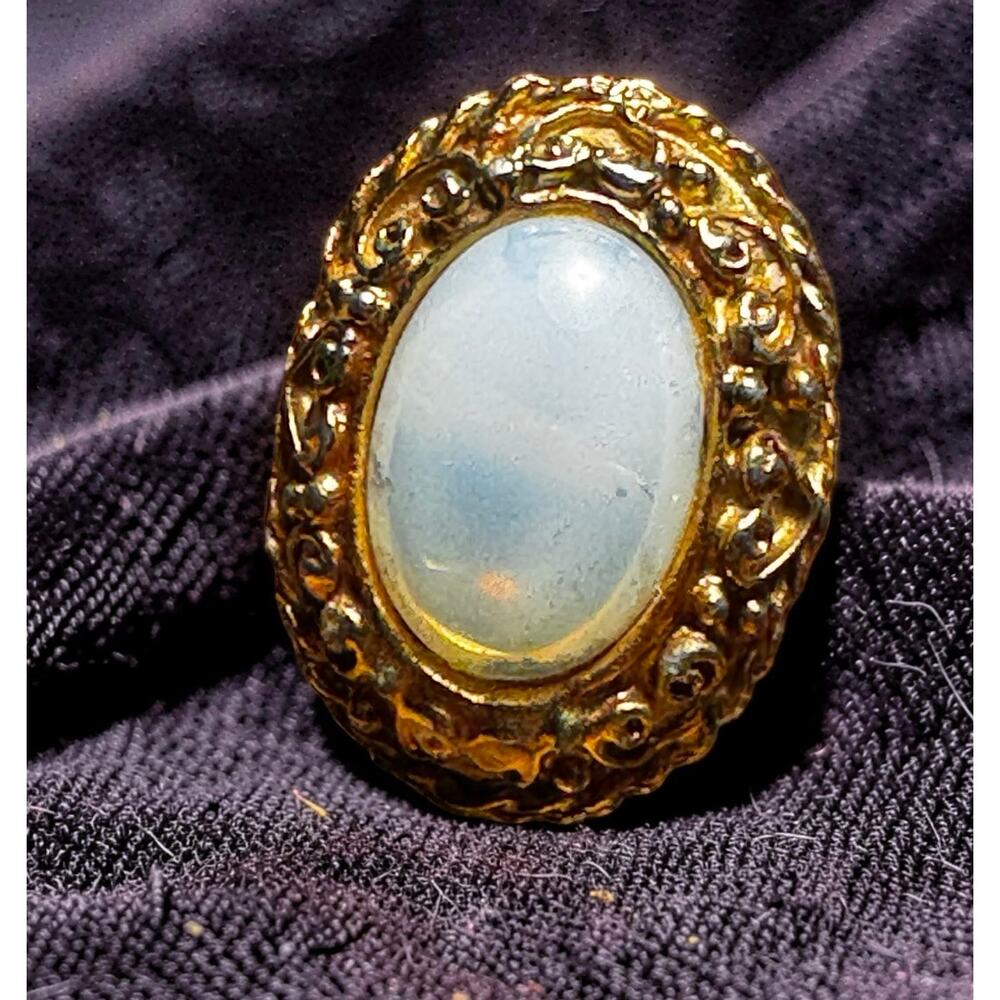 Antique ring Early 20th Century Oval Cabochon Moonstone Laurel Wreath Detail
